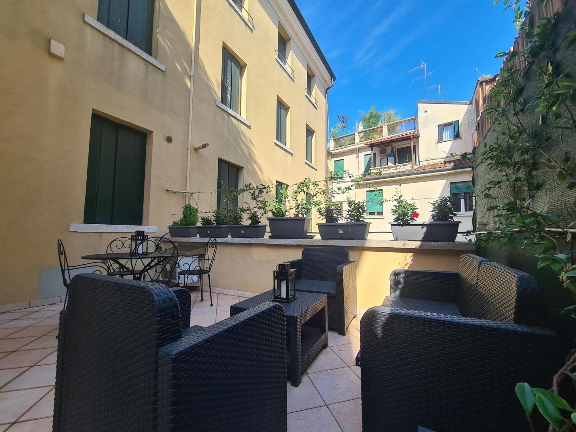 Romantico Arteeacqua In Centro Apartment